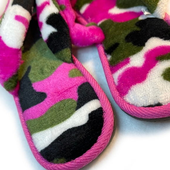 Fur Flops
House Slippers Soft Camo Flat Flip Flops - Picture 3 of 7